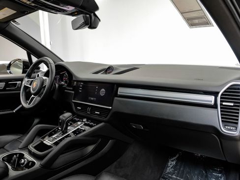 Used 2023 Porsche Cayenne Platinum Edition image 17