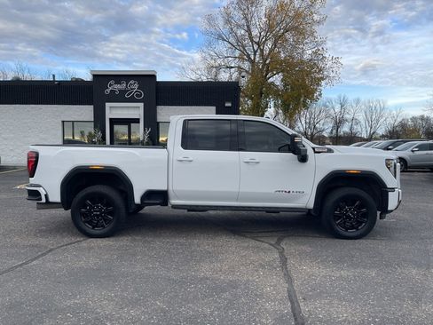 Used 2024 GMC Sierra 2500 AT4 w/ AT4 Premium Plus Package image 3
