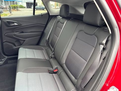 Used 2025 Chevrolet Trax LT w/ Sunroof Package FWD image 29