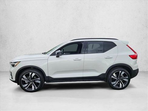 Used 2025 Volvo XC40 B5 Plus image 9