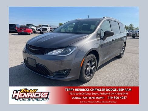 Used 2018 Chrysler Pacifica Touring-L w/ S Appearance Package FWD image 1