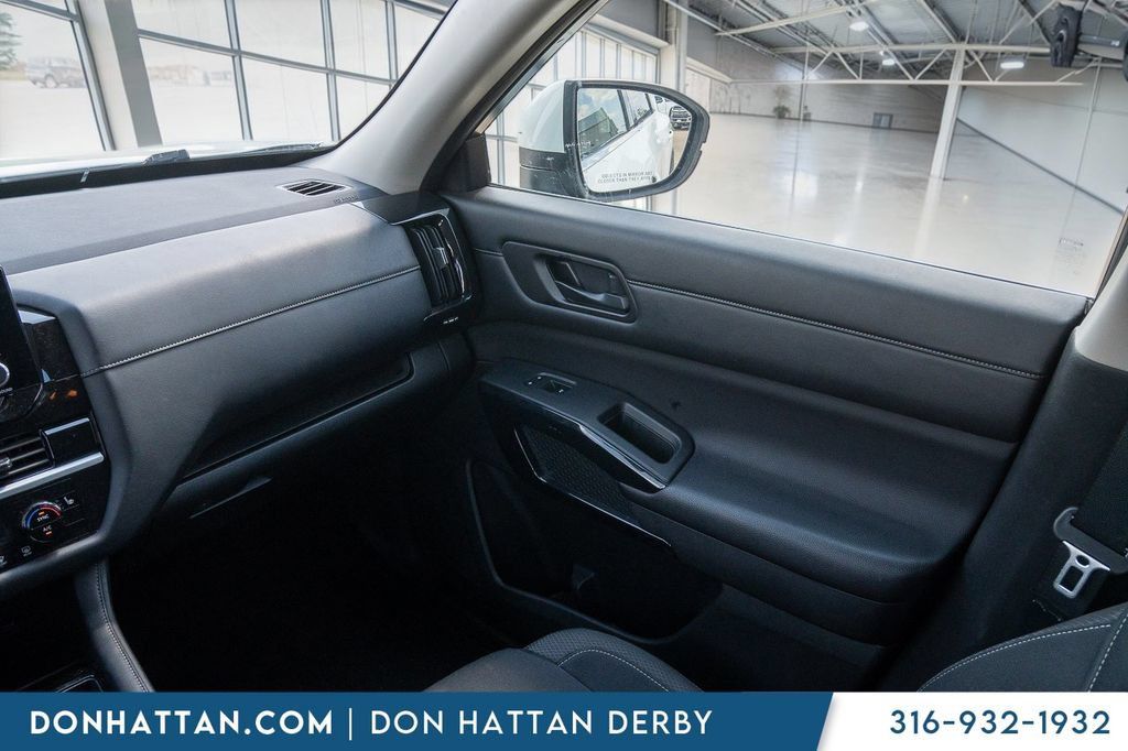 Used 2024 Nissan Pathfinder SV AWD/4WD image 19