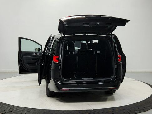 Used 2025 Chrysler Pacifica Select FWD image 15