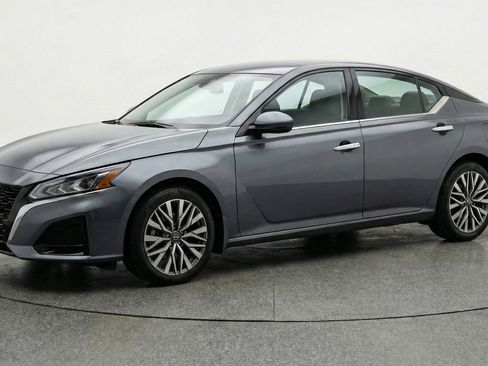Used 2025 Nissan Altima 2.5 SV image 3