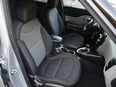 Used 2017 Kia Soul + FWD image 19