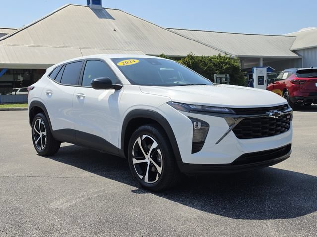 Used 2024 Chevrolet Trax RS w/ Driver Confidence Package FWD image 2