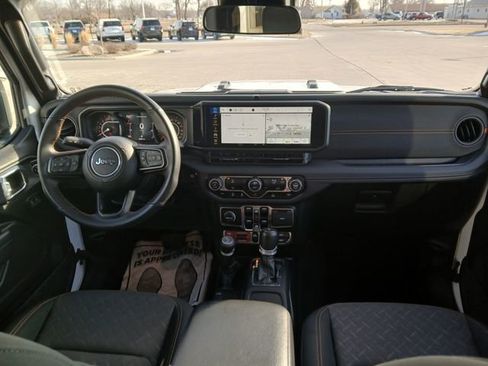 Used 2024 Jeep Gladiator Mojave AWD/4WD image 21