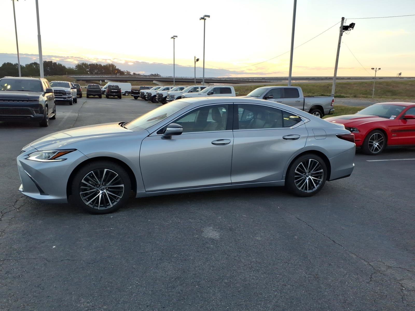 Used 2024 Lexus ES 350 w/ Premium Package FWD image 3