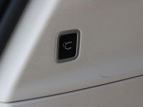 Used 2024 Chrysler Pacifica Limited FWD image 42
