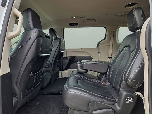 Used 2022 Chrysler Pacifica Touring-L w/ Uconnect Theater Family Group image 16