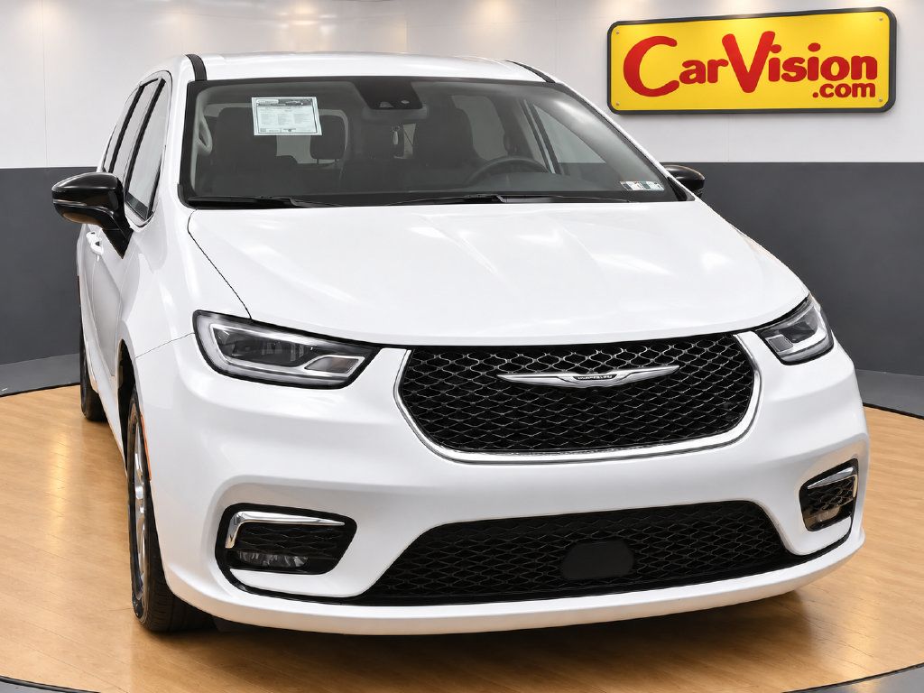 Used 2024 Chrysler Pacifica Touring-L FWD image 3