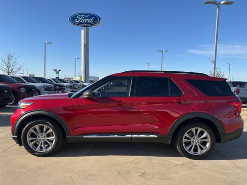 Used 2022 Ford Explorer XLT w/ Equipment Group 202A image 2