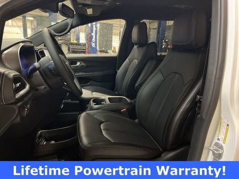 New 2026 Chrysler Pacifica Select image 15