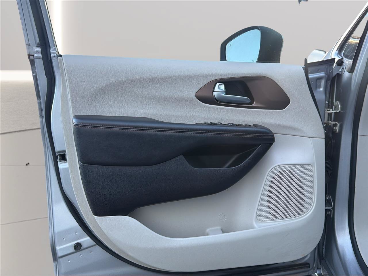 Used 2017 Chrysler Pacifica Touring FWD image 14