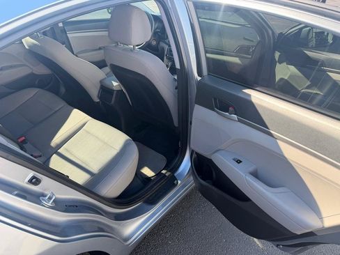 Used 2017 Hyundai Elantra SE FWD image 9