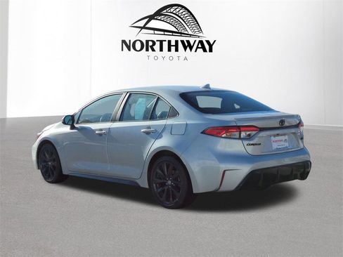Used 2024 Toyota Corolla SE w/ SE Premium Package image 5