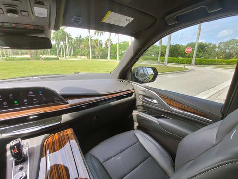 Used 2023 Cadillac Escalade ESV Luxury AWD/4WD image 11