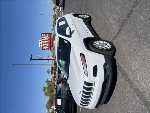 Used 2017 Jeep Cherokee Latitude w/ Comfort/Convenience Group FWD image 1