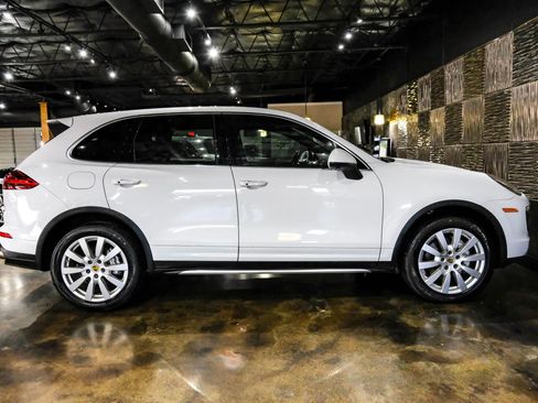 Used 2018 Porsche Cayenne S image 8
