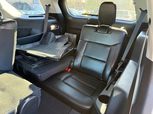 Used 2022 Ford Explorer XLT w/ Equipment Group 202A image 7