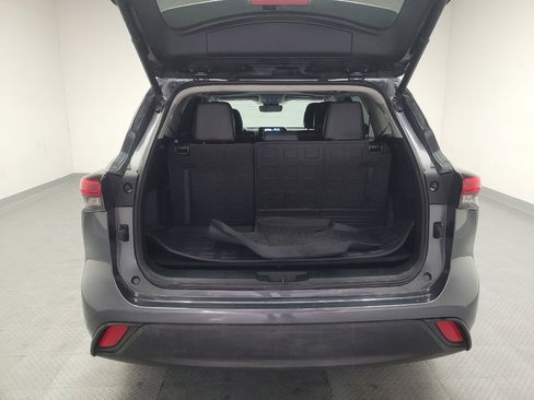 Used 2021 Toyota Highlander XLE AWD/4WD image 29