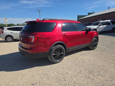 Used 2017 Ford Explorer XLT FWD image 3