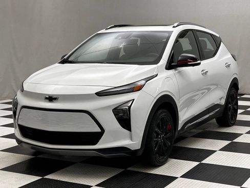 Used 2023 Chevrolet Bolt EUV Premier w/ Sun & Sound Package FWD image 4
