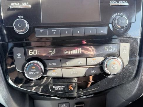Used 2017 Nissan Rogue SV AWD/4WD image 18