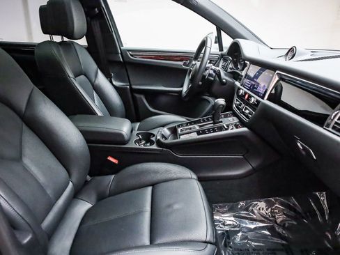 Certified 2025 Porsche Macan AWD/4WD image 18