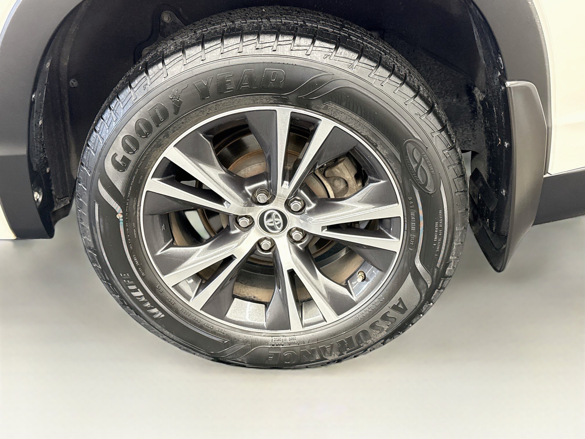 Used 2018 Toyota Highlander Plus FWD image 11