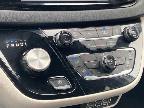 Used 2023 Chrysler Pacifica Touring-L image 25