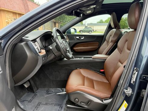 Used 2021 Volvo XC60 T5 Momentum w/ Climate Package AWD/4WD image 10