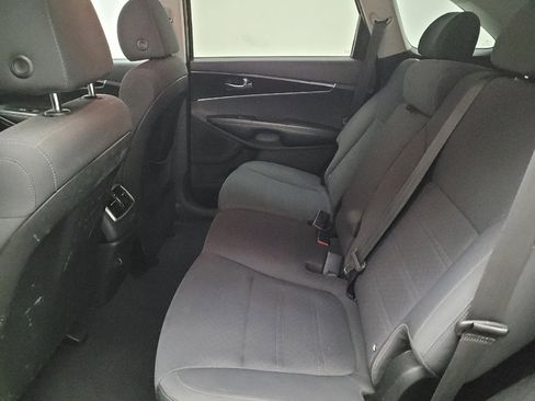 Used 2019 Kia Sorento L image 18