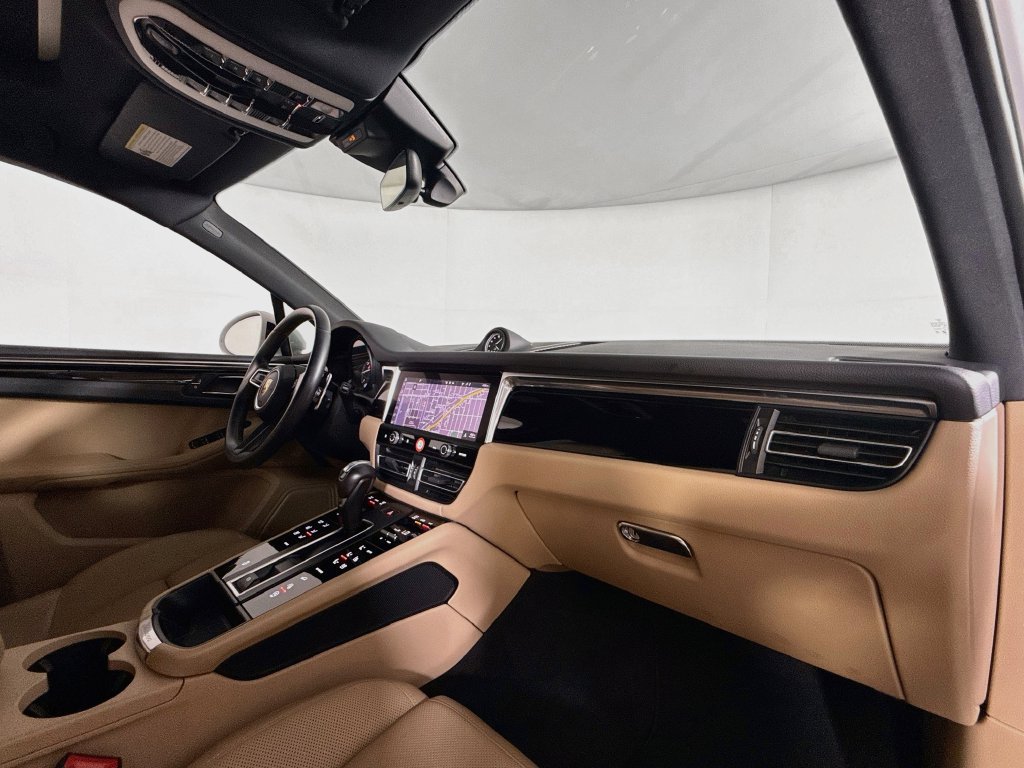 Certified 2023 Porsche Macan AWD/4WD image 17