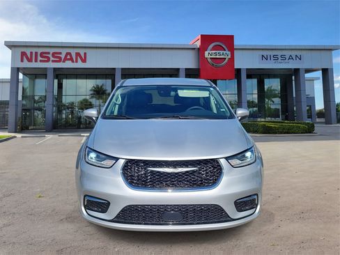 Used 2023 Chrysler Pacifica Touring-L image 11