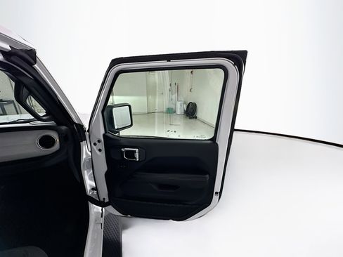 Used 2025 Jeep Wrangler Sahara image 30