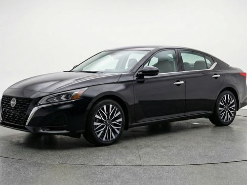 Used 2025 Nissan Altima 2.5 SV image 3