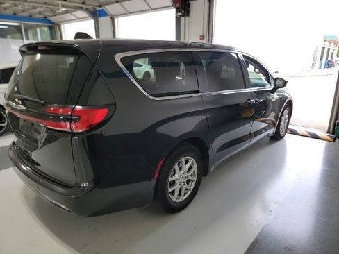 Used 2023 Chrysler Pacifica Touring-L FWD image 5
