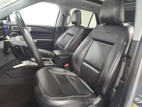 Used 2021 Ford Explorer XLT w/ Equipment Group 202A AWD/4WD image 16