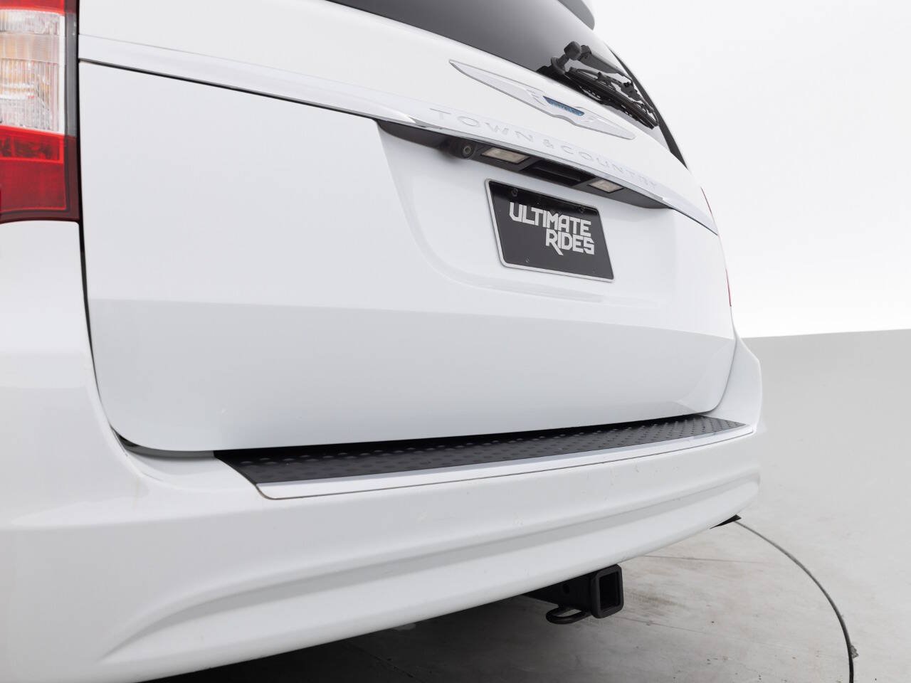 Used 2016 Chrysler Town & Country Touring FWD image 16