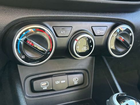 Used 2023 Hyundai Venue SE image 24