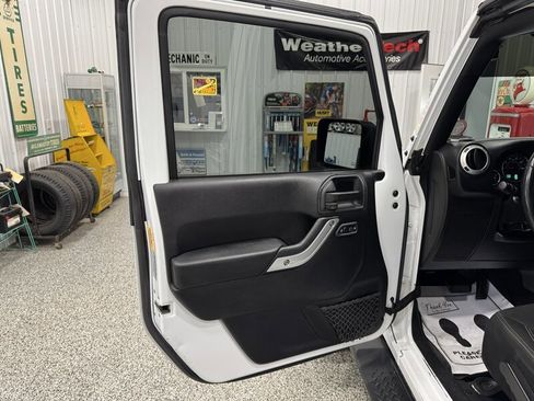 Used 2015 Jeep Wrangler Unlimited Sahara w/ Connectivity Group AWD/4WD image 23