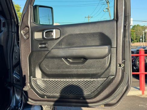 Used 2018 Jeep Wrangler Unlimited Sahara w/ Safety Group AWD/4WD image 39