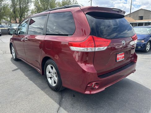 Used 2018 Toyota Sienna SE FWD image 6