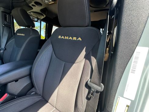 Used 2014 Jeep Wrangler Unlimited Sahara w/ Connectivity Group AWD/4WD image 33