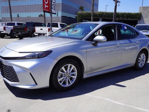 Used 2025 Toyota Camry LE FWD image 5
