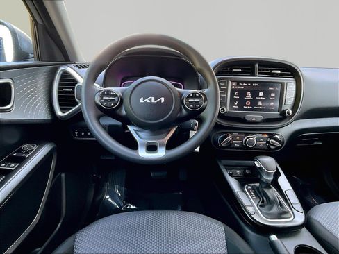 Certified 2025 Kia Soul LX w/ LX Technology Package FWD image 8