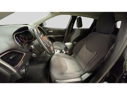 Used 2020 Jeep Cherokee Latitude w/ Cold Weather Group image 11