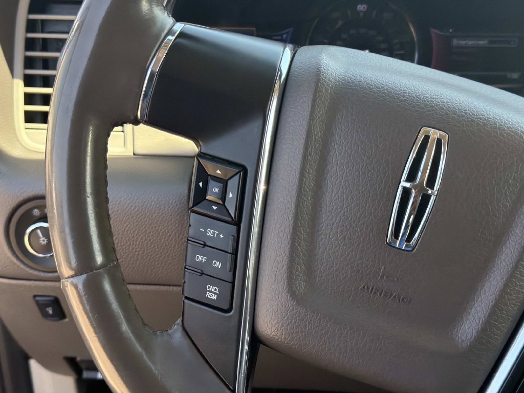 Used 2017 Lincoln Navigator Select RWD image 26