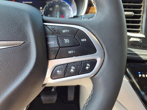 Used 2023 Chrysler Pacifica Limited image 9